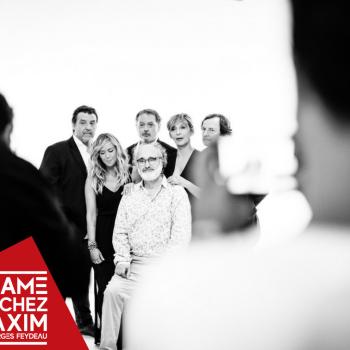 Une partie de l'équipe de cette fabuleuse aventure La Dame de chez Maxim qui débute le 3 octobre au Théâtre du Gymnase Marie Bell - © Aurélie Deniaud/ Kb Studios